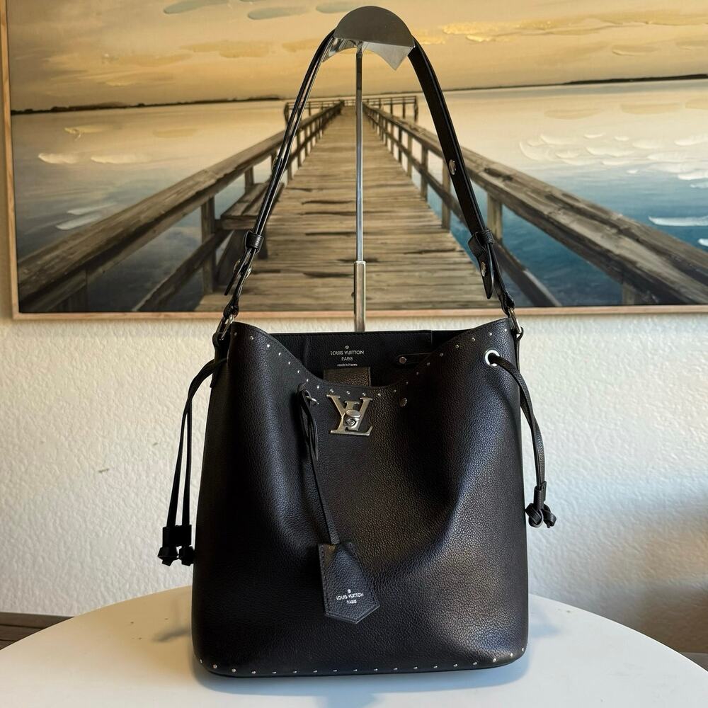 💎✨BEAUTIFUL✨💎Authentic Louis Vuitton Lockme Studs Bucket Black